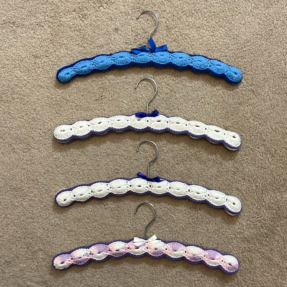 Vintage Crochet-Covered Padded Hanger Set – Set of 4 – Excellent Condition
